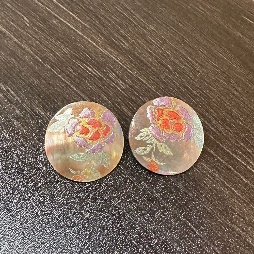 Vintage Mother‎ of Pearl Shell and design clip on earrings!